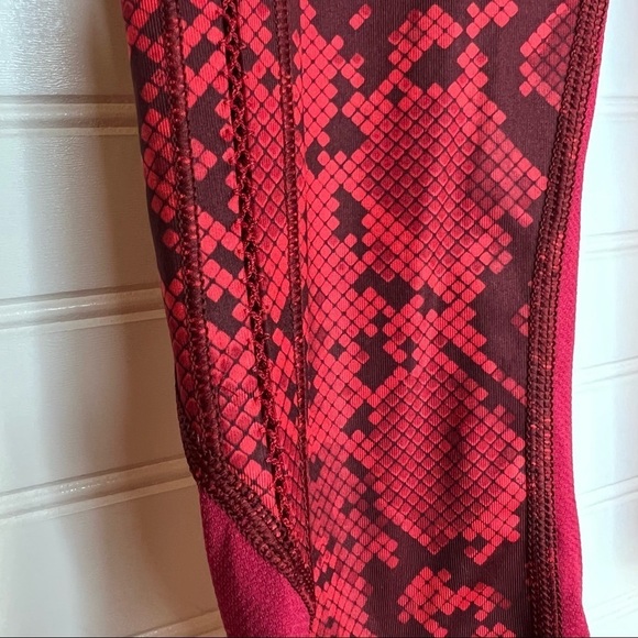 Lululemon Vent It Out Crop Mini Ziggy Snake Red Tide Cranberry / Cranberry Sz 4 - Picture 6 of 13